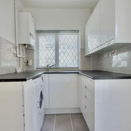 Improved Private House In Central Location Portsmouth Exterior photo